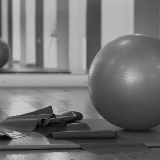 Yogabold, måtte og elastikker til træning